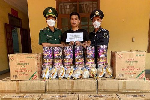 Bắt đối tượng vận chuyển trái phép hơn 5,5 tạ pháo hoa nổ qua biên giới Quảng Bình