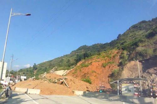 Đường lên cầu Móng Sến (Lào Cai) bị sạt lở