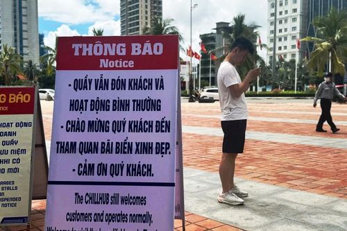 Bất ngờ hai bảng thông báo ngược nhau trước quầy hàng phải trả mặt bằng ven biển Đà Nẵng
