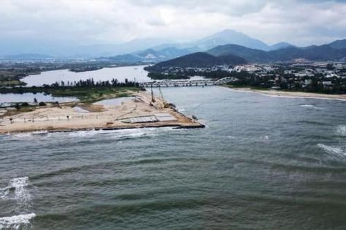Bãi biển Nam Ô bị xâm thực mạnh