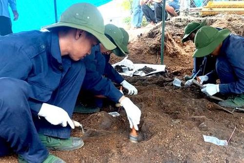 Phát hiện mộ chôn tập thể cạnh Quốc lộ 19: Xác định 32 bộ hài cốt liệt sĩ và nhóm chung