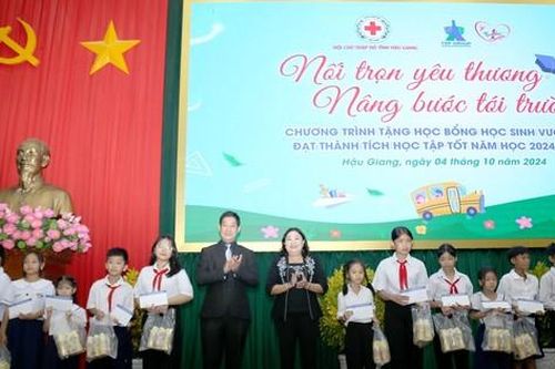 Tân Hiệp Phát trao 200 suất học bổng tiếp sức học sinh vượt khó tới trường tại Hậu Giang