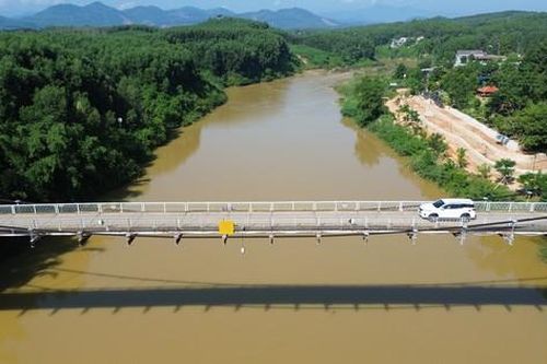 Cầu treo 'run rẩy' hết hạn sử dụng 10 năm chưa được đầu tư xây mới