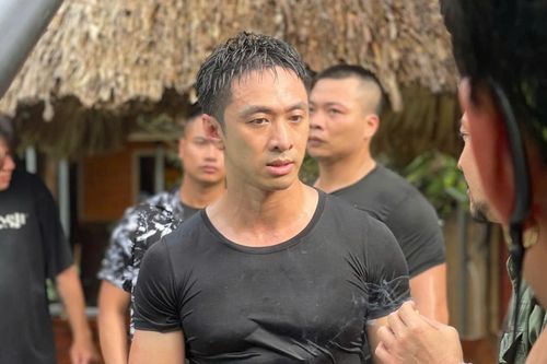 Cảnh sát ngầm 6 múi ở 'Độc đạo': Bò dưới mương, lăn lộn với những pha hành động