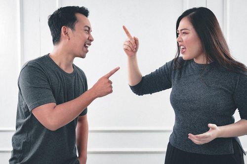 Chồng kiên quyết không cúng bố mẹ vợ trong nhà, chỉ đặt ban thờ ở góc sân