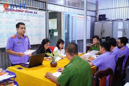 Trực tiếp kiểm sát công tác thi hành án hình sự tại Nhà tạm giữ Công an huyện Mỹ Xuyên