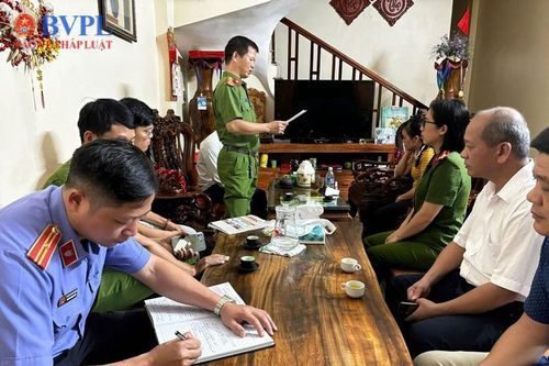 Phê chuẩn khởi tố nữ cán bộ địa chính nhận tiền làm 'sổ đỏ'