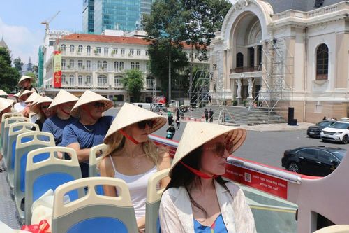Các thành viên ban nhạc Arrival thích thú khám phá TP Hồ Chí Minh