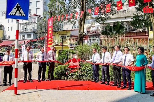Gắn biển hai công trình cấp thành phố chào mừng 70 năm Ngày Giải phóng Thủ đô
