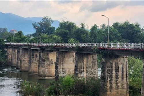 Người dân bất an khi qua cầu yếu Định Bình