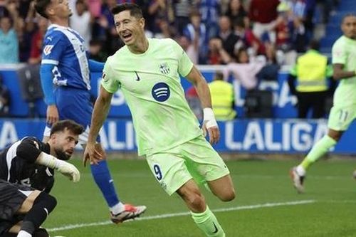 HLV Hansi Flick nói về khả năng săn bàn của Lewandowski