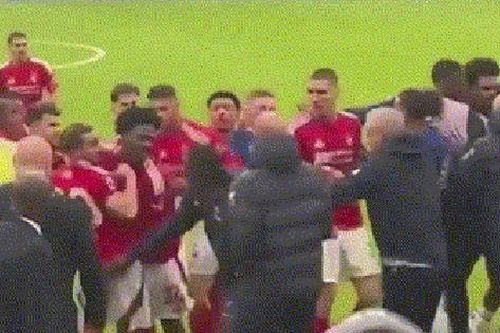 Sốc cầu thủ Chelsea tát vào mặt đối thủ bị ghi hình lại