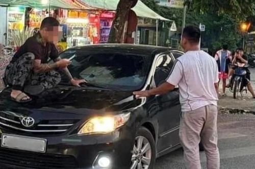 Clip: Người đàn ông nhảy lên nắp capo nghi đánh ghen vợ ngoại tình