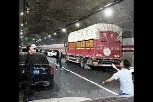Tắc đường kéo dài, hai người đàn ông chơi cầu lông trong hầm cao tốc