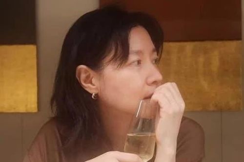 Từng bị soi mói vì lấy người đàn ông bằng tuổi chú, bây giờ cuộc sống của cô khiến người khác phải lóa mắt