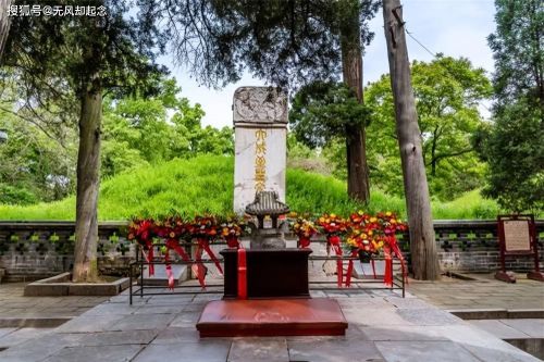 Hé lộ dòng chữ khiến Khang Hy nhất định không chịu quỳ xuống khi viếng mộ Khổng Tử