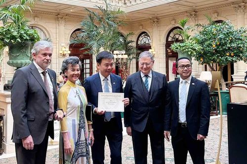 Hai doanh nghiệp nhận giải thưởng từ Diễn đàn Kinh tế Pháp ngữ