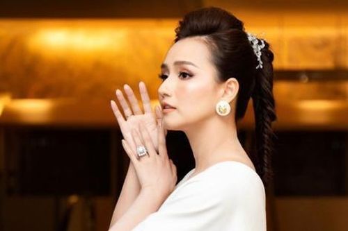 Choáng ngợp với bộ sưu tập trang sức trăm tỷ của 'bà trùm kim cương Vbiz'
