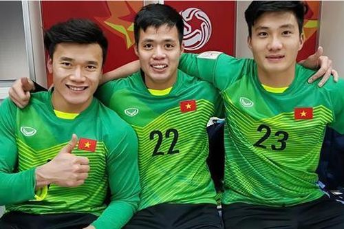 Đồng đội thủ môn Bùi Tiến Dũng sốc vì tin giải nghệ