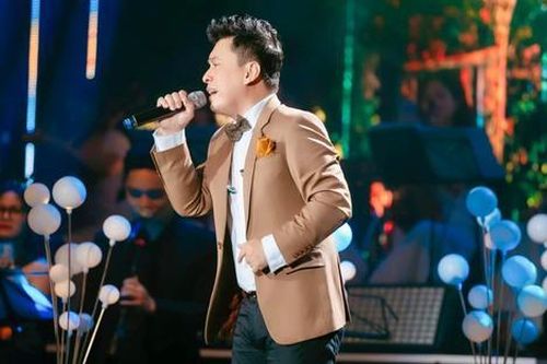 Nam ca sĩ Việt vừa khoe mua 10 căn nhà, cưới nữ khán giả kém 17 tuổi