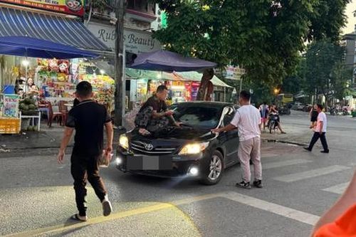 Người đàn ông leo lên nắp capo bắt ghen vợ ngoại tình, gây xôn xao cả khu phố