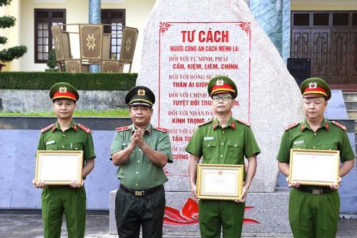 Giám đốc Công an tỉnh Gia Lai tặng giấy khen cho 3 cá nhân