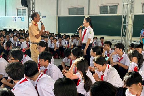 Tuyên truyền an toàn giao thông cho gần 900 giáo viên, học sinh