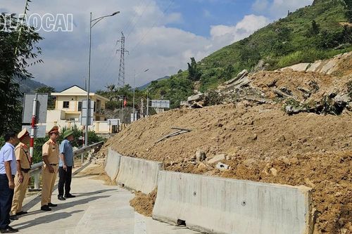 Sạt lở lớn trên Tỉnh lộ 155 gây ách tắc giao thông