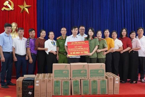 Hỗ trợ máy tính cho các đơn vị trường học khắc phục hậu quả cơn bão số 3 (Yagi)