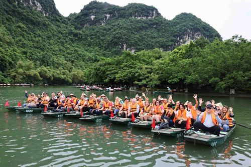 Du lịch trên đà hồi phục, Việt Nam đón hơn 12,7 triệu lượt khách quốc tế
