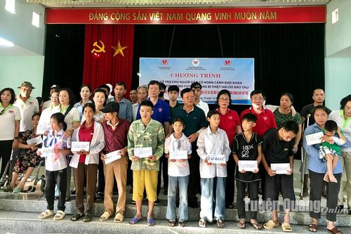 Hội Bảo trợ người khuyết tật và trẻ mồ côi Việt Nam tặng quà tại huyện Sơn Dương