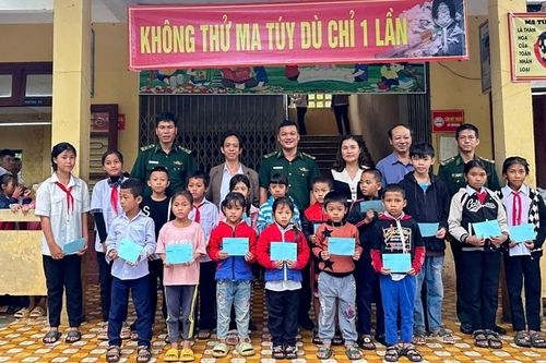 Tặng quà cho học sinh biên giới