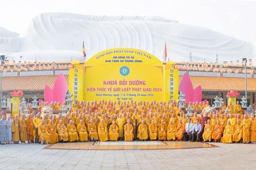 Gần 400 Tăng Ni tham dự Bồi dưỡng kiến thức Giới luật do Ban Tăng sự T.Ư tổ chức tại Bình Dương