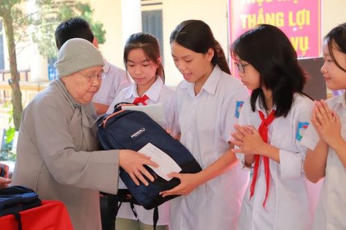 Đoàn Phân ban Ni giới T.Ư trao học bổng cho học sinh Trường Tiểu học TT.Hạ Hòa (tỉnh Phú Thọ)
