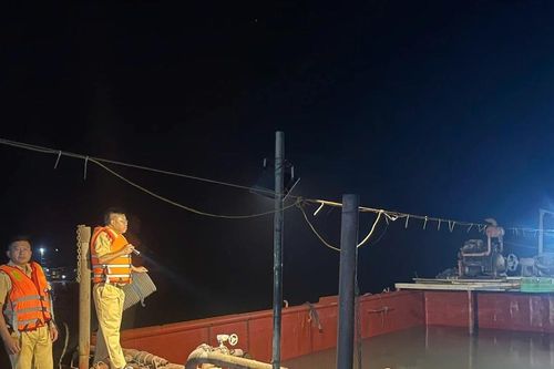 Bắt giữ liên tiếp 5 tàu khai thác cát trái phép tại khu vực ven biển thuộc huyện Giao Thủy