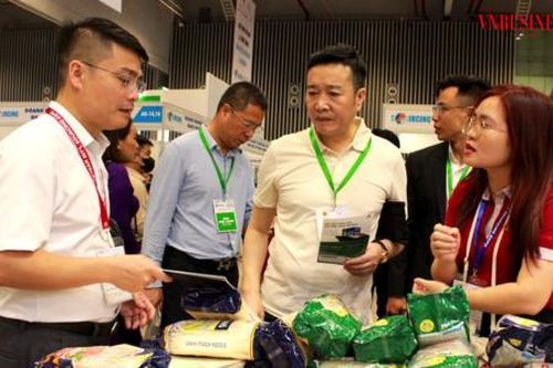 Đừng để doanh nghiệp và người dân 'khóc ròng' xếp hàng chờ làm thủ tục