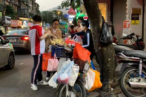Thực phẩm 'bẩn' vây quanh trường học