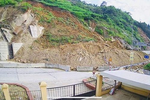 Phân luồng giao thông tại điểm sạt lở trên Tỉnh lộ 155, Lào Cai