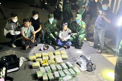 Bắt quả tang nhóm đối tượng vận chuyển 30 kg ma túy đá