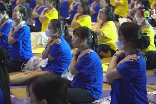 Mẹ bầu tham gia đồng diễn yoga truyền cảm hứng