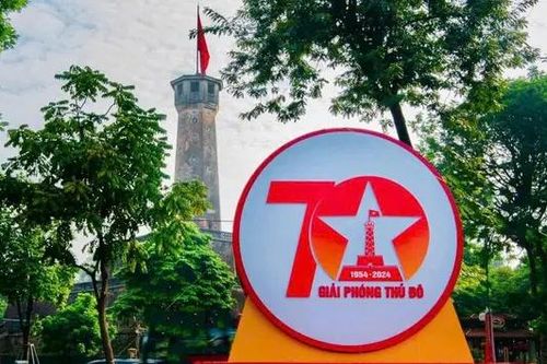 Phố phường Thủ đô rực rỡ cờ hoa đón ngày lễ lớn