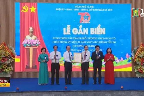 Quận Ba Đình gắn biển hai công trình cấp thành phố