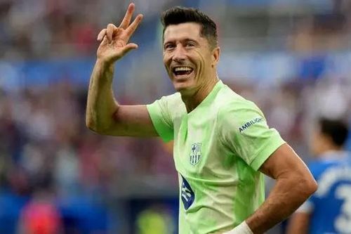 Lewandowski lập hat-trick, Barcelona chắc ngôi đầu bảng La Liga