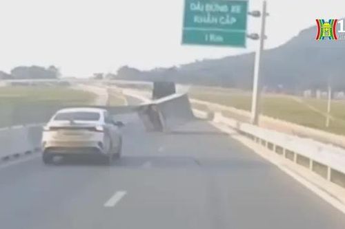 Chuyển làn bất ngờ, xe tải bị lật ngang lòng đường