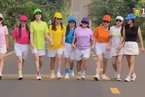 Nhóm phụ nữ dàn hàng ngang trên quốc lộ quay clip