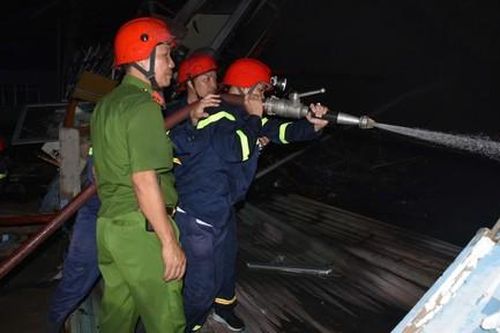 Hàng trăm Cảnh sát PCCC nỗ lực dập tắt vụ cháy lớn tại công ty sản xuất giày da