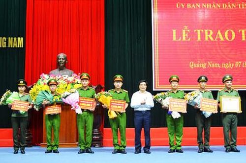 Khen thưởng lực lượng triệt phá đường dây đánh bạc hơn 200 tỷ đồng