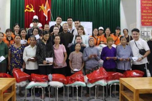 Chia sẻ yêu thương với bà con vùng bão, lũ