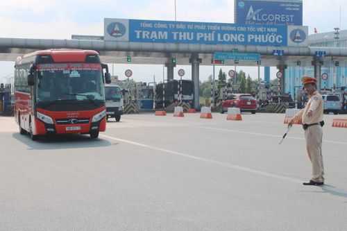 Cảnh sát giao thông có được dừng xe trên cao tốc?