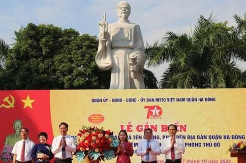 Đồng chí Lê Hồng Sơn dự lễ gắn biển công trình chào mừng Ngày Giải phóng Thủ đô tại Hà Đông